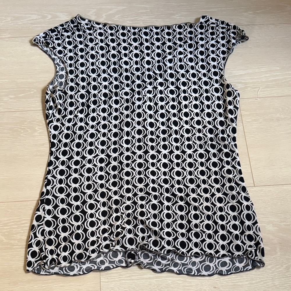 3/$10 Max Edition Monochrome Circle Pattern Top - Picture 4 of 4